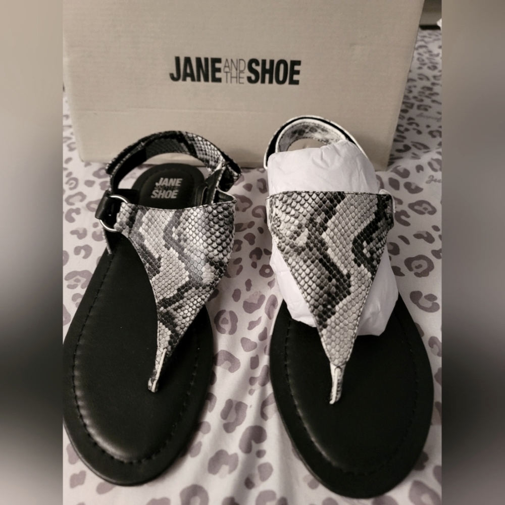 JANE AND THE SHOE Womens Grace Faux Leather Thong Sandals Shoes